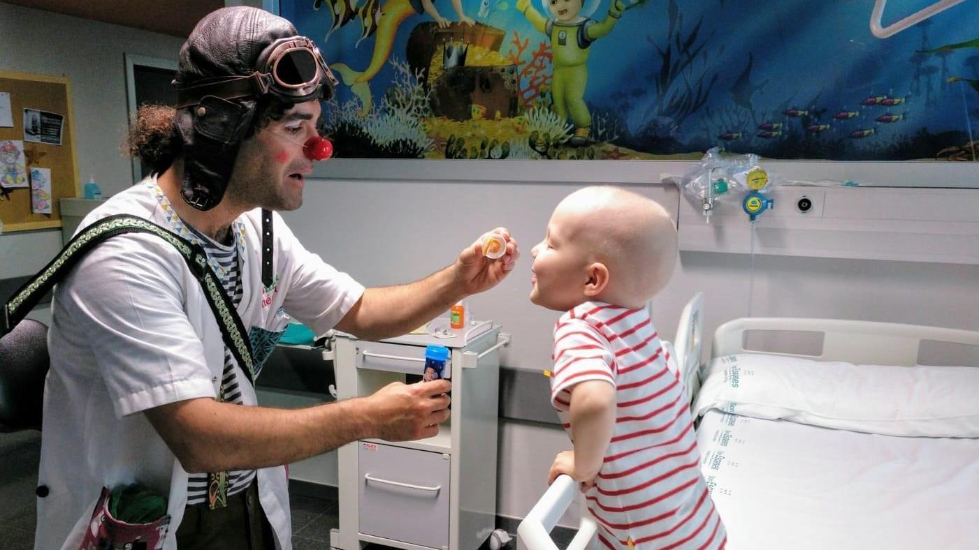 Programa payasos de hospital en oncología pediátrica en el Hospital Universitario Son Espases