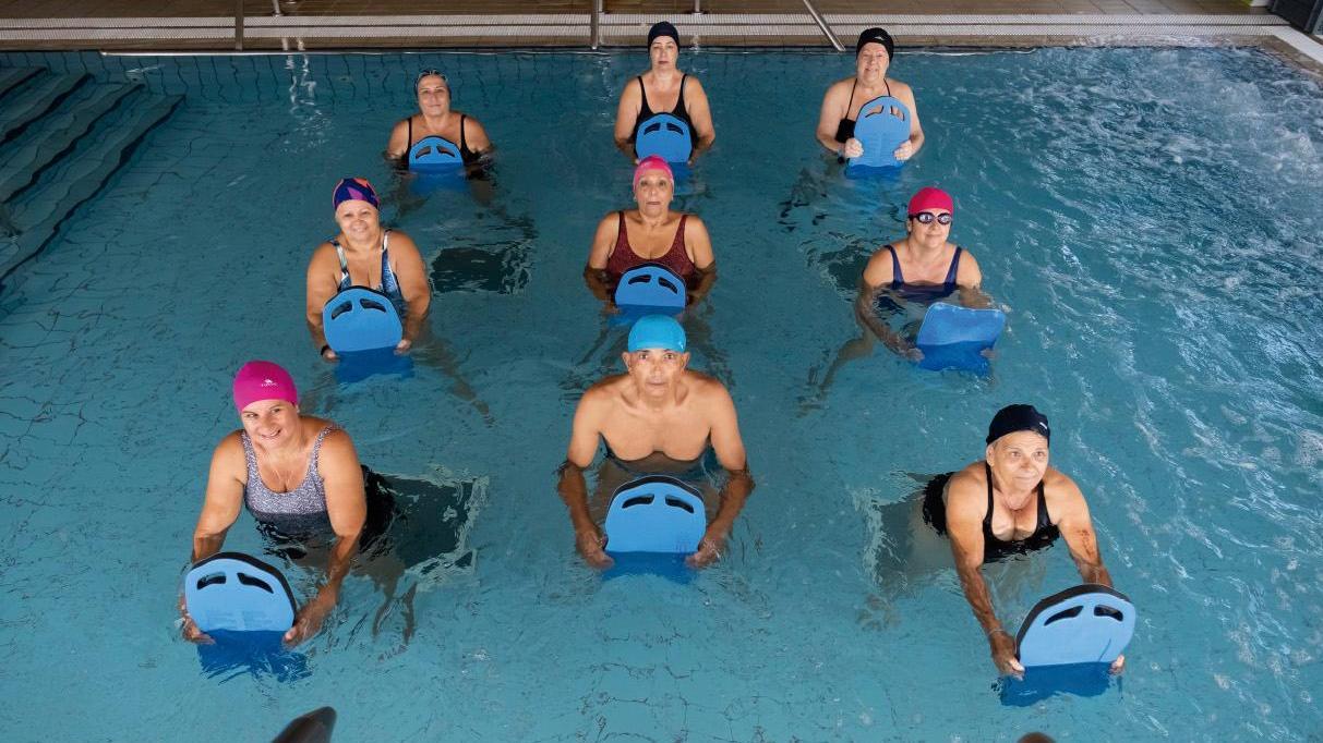 Rehabilitación en piscina cubierta con monitor especializado