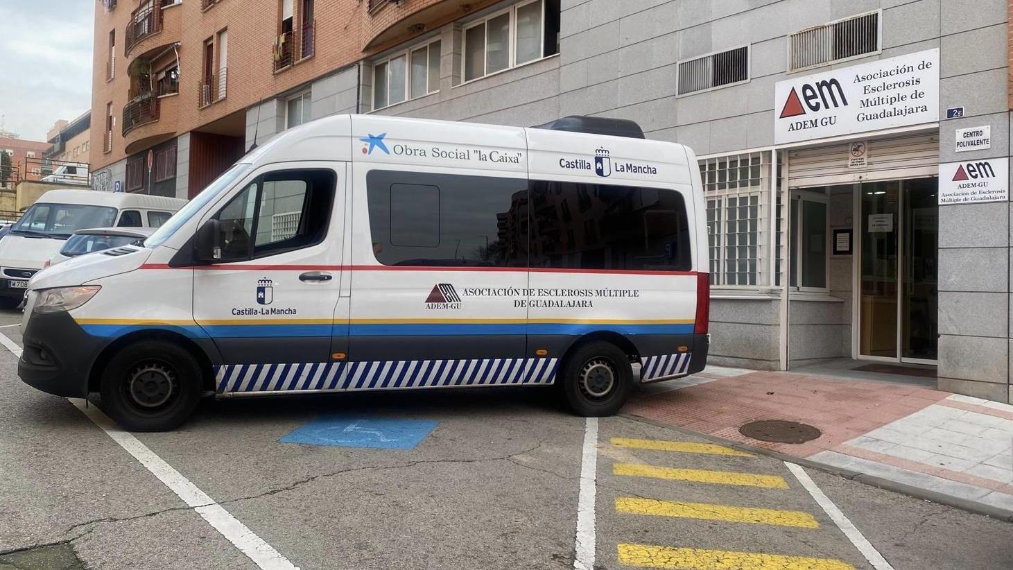 Servicio de transporte adaptado para personas afectadas por EM y otras enfermedad neurodegenerativas