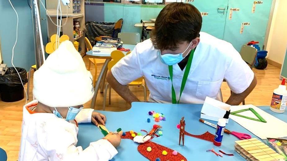 Escuela hospitalaria de Navidad para niñas y niños con cáncer