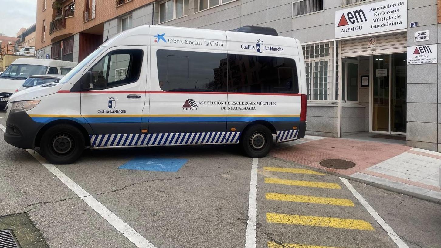Servicio de transporte adaptado para personas afectadas por esclerosis múltiple
