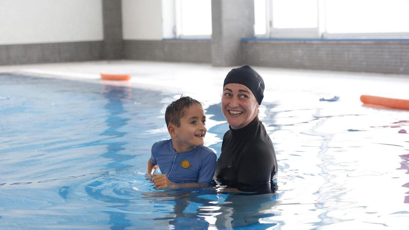'Como pez en el agua' - Terapias acuáticas para niños con enfermedades neuromusculares