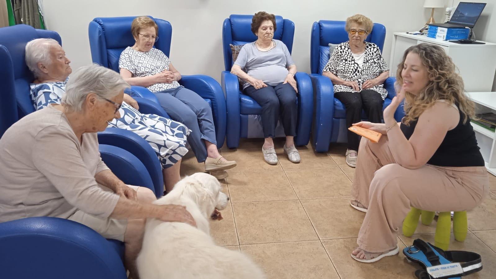 Programa de terapia asistida con animales y musicoterapia para personas con demencia