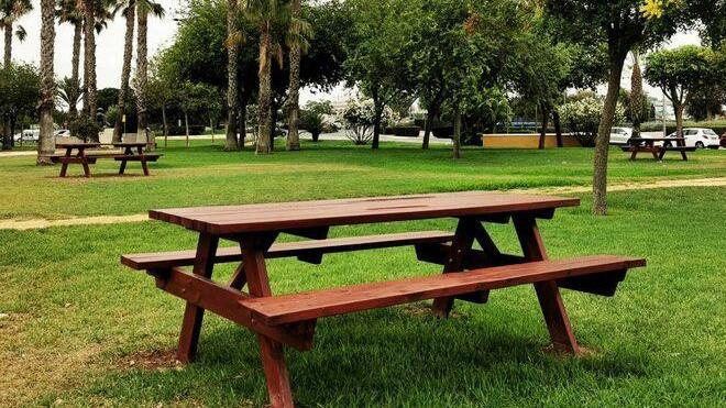Mesas en el parque del Ebro