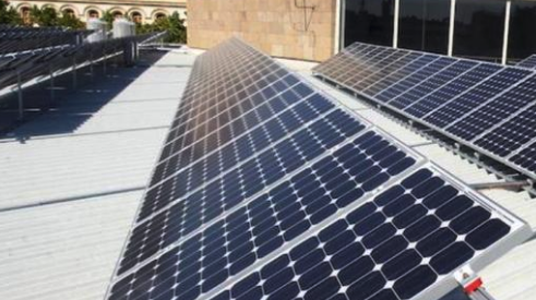 Colocación de paneles solares en edificios públicos