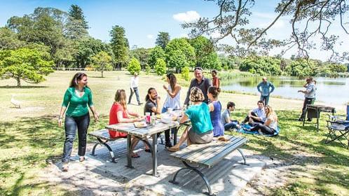 Mesas para picnic en los parques de Logroño